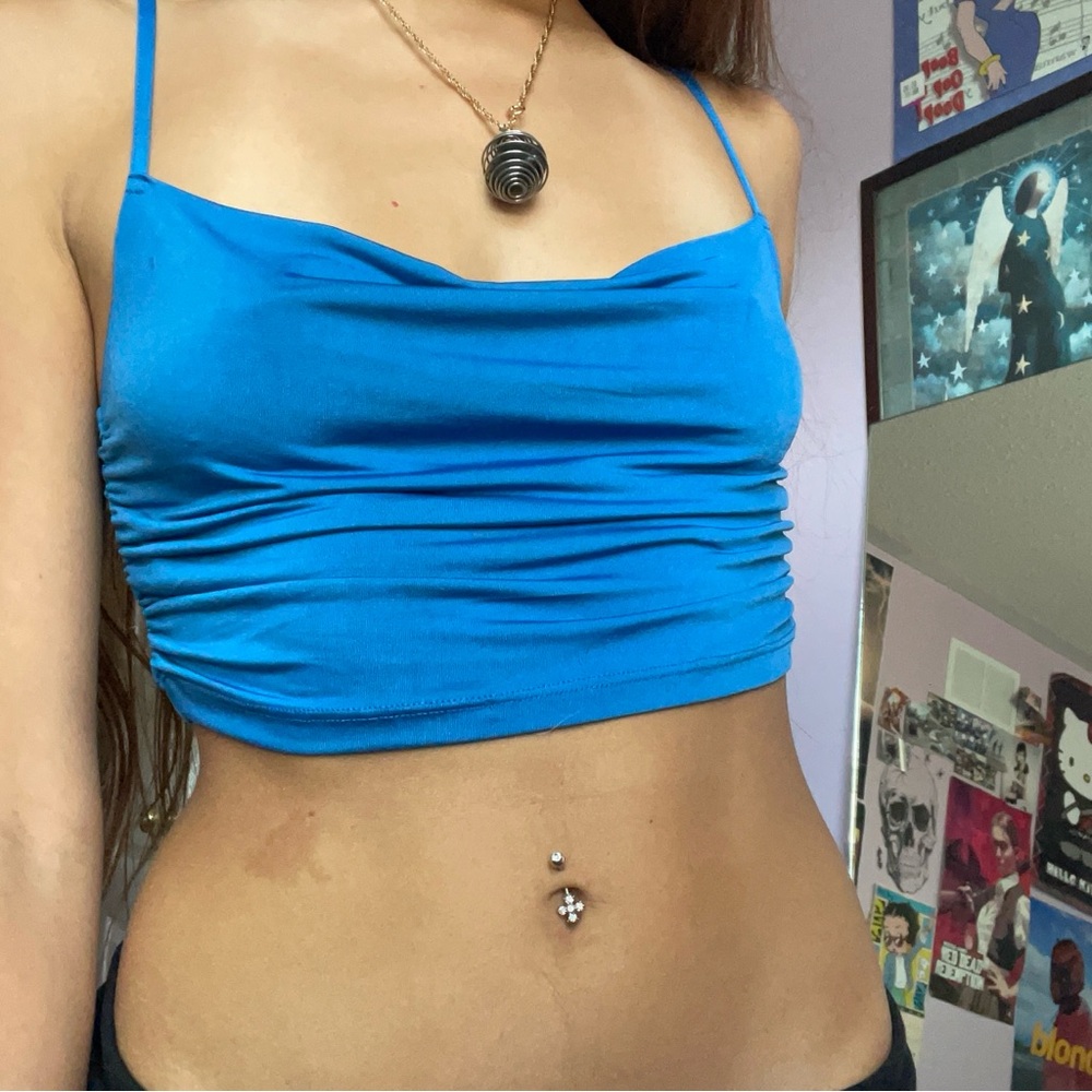 blue urban outfitters crop top 💙